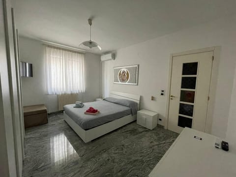 Bed, TV and multimedia, Bedroom, internet, air conditioner