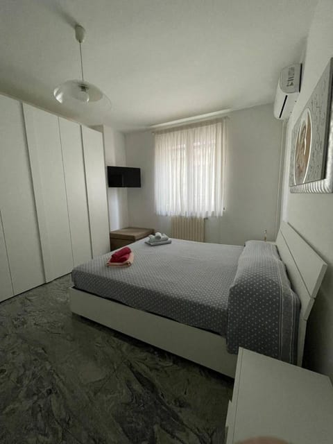 Bed, TV and multimedia, Bedroom, internet, air conditioner