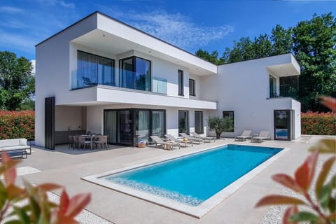 Property building, Garden, Pool view, Swimming pool, sunbed
