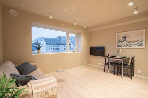 TV and multimedia, Living room, Seating area, Dining area, Mountain view