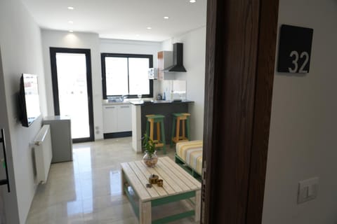 Kitchen or kitchenette, minibar, oven, stove