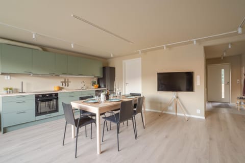 TV and multimedia, Kitchen or kitchenette, Seating area, Dining area, oven, stove