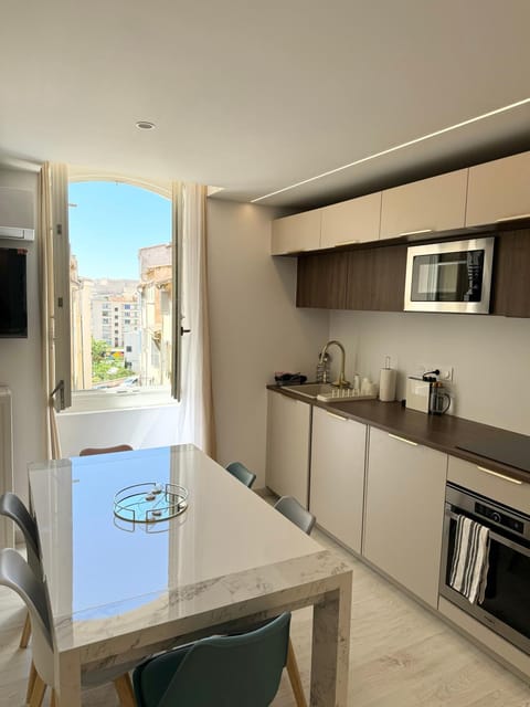 TV and multimedia, Coffee/tea facilities, Dining area, oven, stove