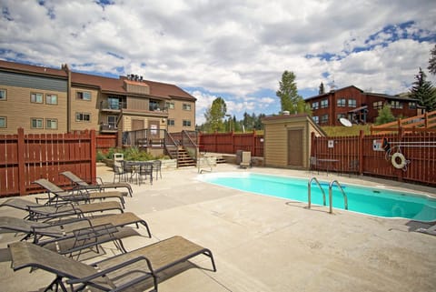 Swimming Pool & 2 Hot Tubs, Outdoor Fireplace by picnic area, On Free Bus Route House in Steamboat Springs