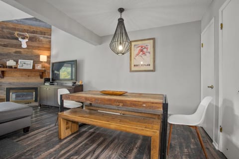 Swimming Pool & 2 Hot Tubs, Outdoor Fireplace by picnic area, On Free Bus Route House in Steamboat Springs