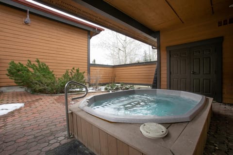 Shared Hot Tub,1 Car Garage, Dining & Grocery, Walk to Shops, On Bus Route House in Steamboat Springs