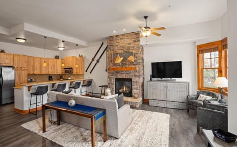 Shared Hot Tub,1 Car Garage, Dining & Grocery, Walk to Shops, On Bus Route House in Steamboat Springs