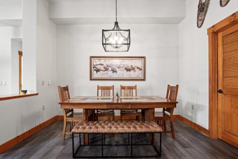 Shared Hot Tub,1 Car Garage, Dining & Grocery, Walk to Shops, On Bus Route House in Steamboat Springs