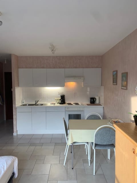 Studio White Chateau met parking en zonnig balkon Apartment in De Panne