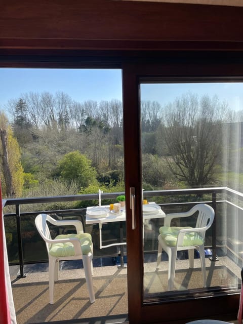 Studio White Chateau met parking en zonnig balkon Apartment in De Panne