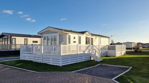 Property building, Patio, Balcony/Terrace