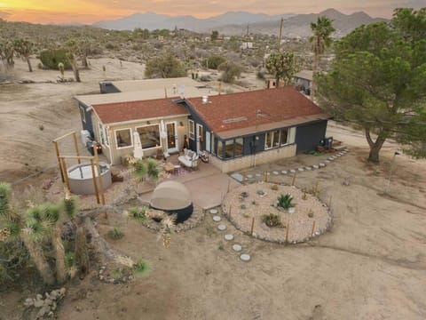 Le bungalow du désert - Stargazing - Cowboy Pool - Spa - Firepit - Views - Hike House in Yucca Valley