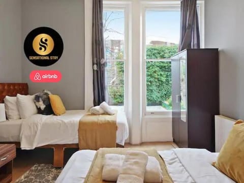 Bed, Photo of the whole room, Seating area, Bedroom, towels