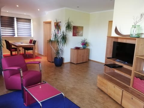 Communal lounge/ TV room, TV and multimedia, Living room, Seating area, Evening entertainment