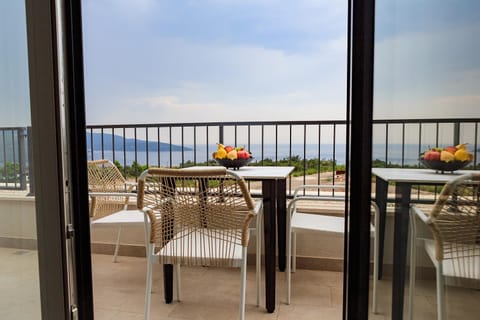 View (from property/room), Balcony/Terrace, Balcony/Terrace, Living room, Dining area, Mountain view, Sea view