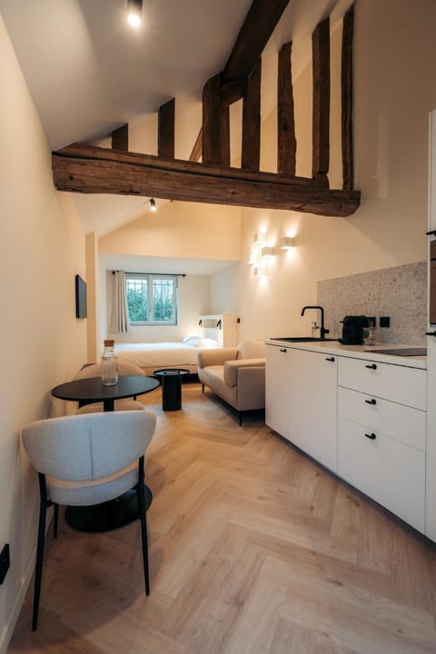 TV and multimedia, Kitchen or kitchenette, Living room, Dining area, stove