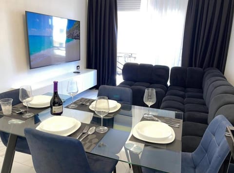 Communal lounge/ TV room, Living room, Food and drinks, Seating area, Dining area, Evening entertainment