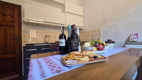 Kitchen or kitchenette, Food and drinks, Dining area, Food, Drinks, minibar