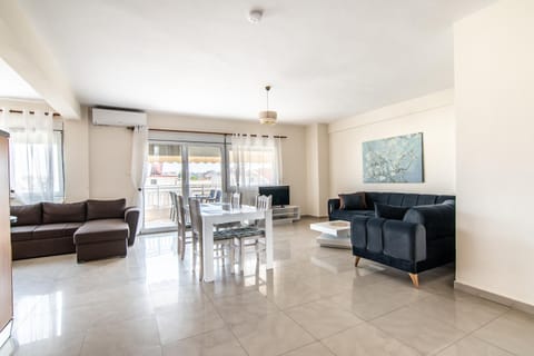 TV and multimedia, Living room, Seating area, Dining area