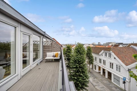 View (from property/room), Balcony/Terrace, City view, Street view