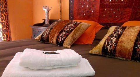Bed, Bedroom, towels