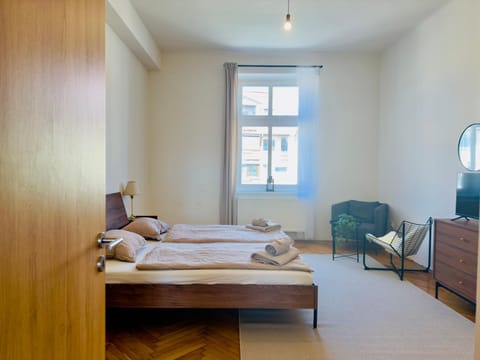 Bed, TV and multimedia, Photo of the whole room, Seating area, Bedroom