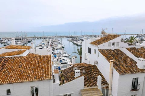 MARBELLA HOME RENTALS - Puerto Banus with Seaviews, 1BR apartment Apartment in Marbella
