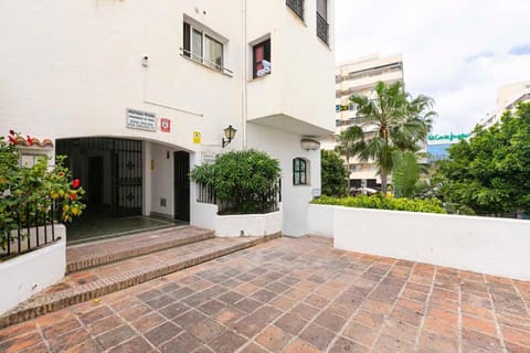 MARBELLA HOME RENTALS - Puerto Banus with Seaviews, 1BR apartment Apartment in Marbella