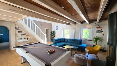 Billiard, Living room, Seating area