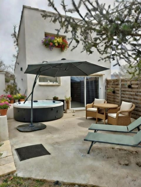 Property building, Hot Tub, Spa and wellness centre/facilities