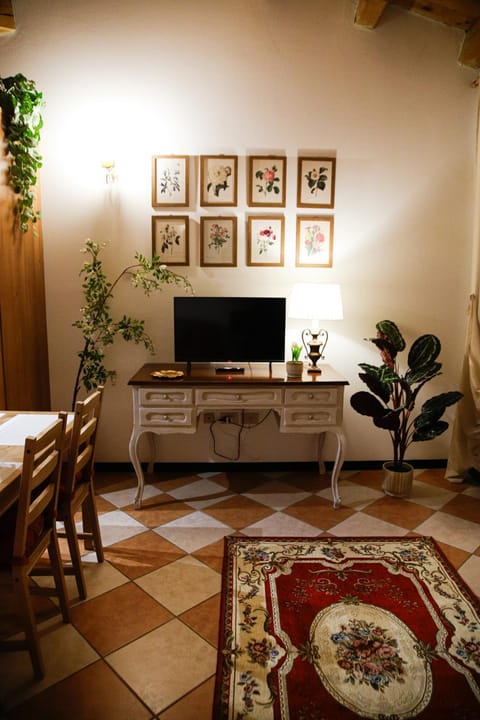 TV and multimedia, Living room, Seating area, Evening entertainment