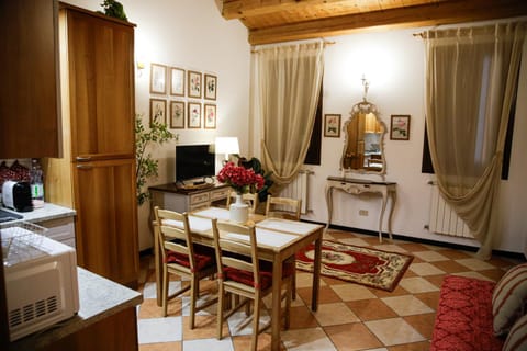 TV and multimedia, Living room, Seating area, Dining area