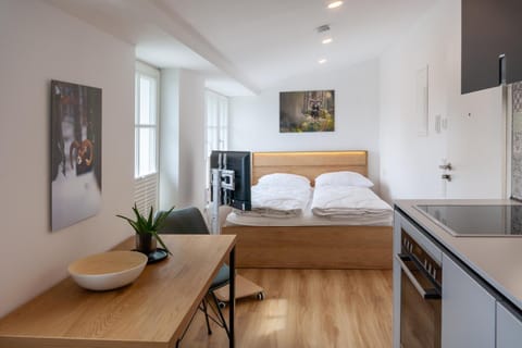 TV and multimedia, Photo of the whole room, Bedroom