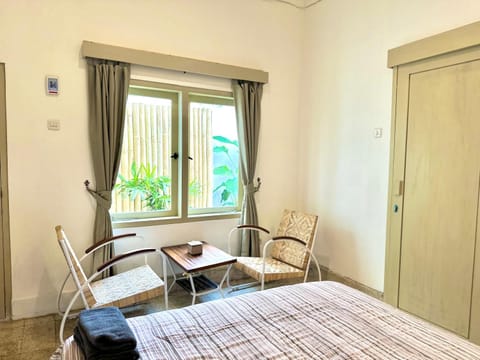 Bed, Seating area