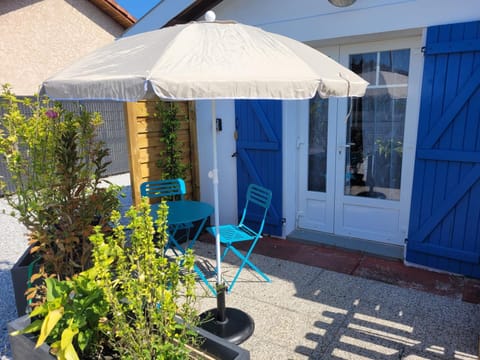 Patio, Facade/entrance, Spring, Balcony/Terrace