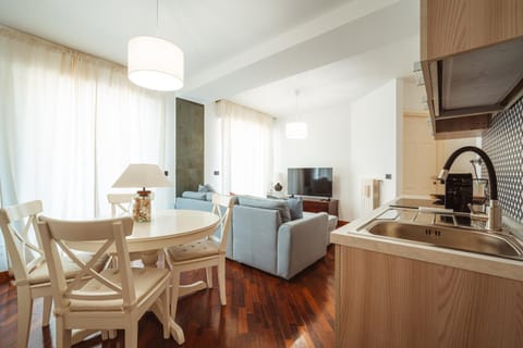TV and multimedia, Kitchen or kitchenette, Living room, Seating area, Dining area