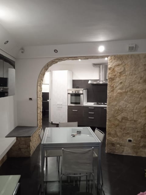 Kitchen or kitchenette, Dining area, oven, stove