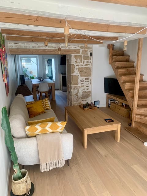 Communal lounge/ TV room, TV and multimedia, Living room, Seating area, Dining area