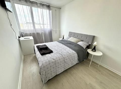 Bed, TV and multimedia, Bedroom