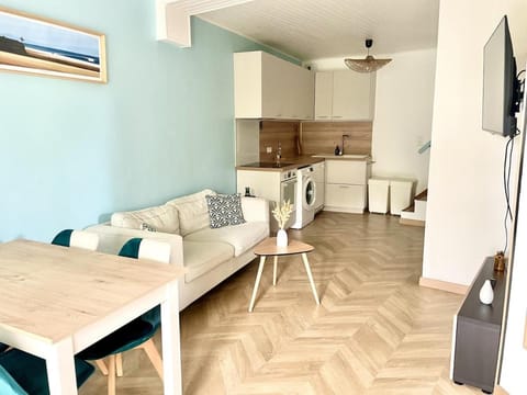 TV and multimedia, Kitchen or kitchenette, Living room, Seating area, stove
