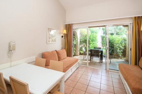 Bed, Living room, kitchen