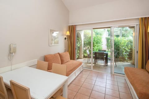 Bed, Living room, kitchen