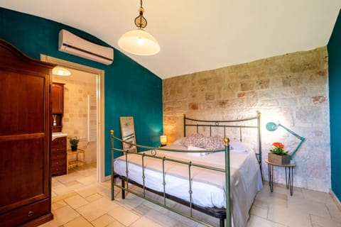 Bed, Bedroom, wardrobe, air conditioner