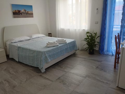 Shower, Bed, Bathroom, Photo of the whole room, Bedroom, hair dryier, internet, towels, air conditioner