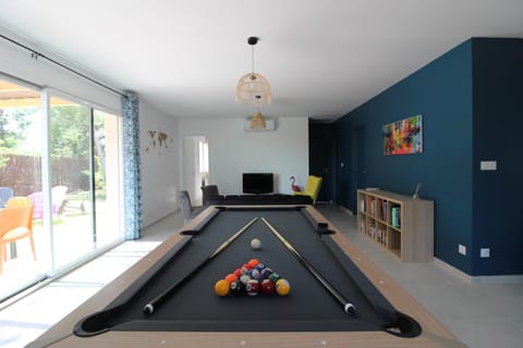 Billiard, Game Room