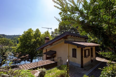 Property building, Spring, Natural landscape, Garden, Garden view, River view