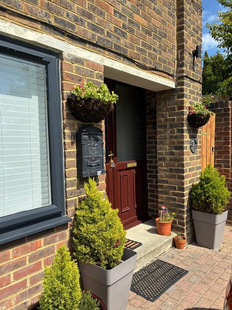 Property building, Facade/entrance, Day, pet friendly, pet friendly