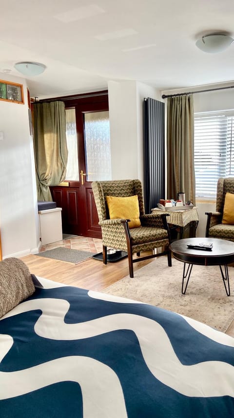 Bed, Summer, Living room, Seating area, Guests, furniture