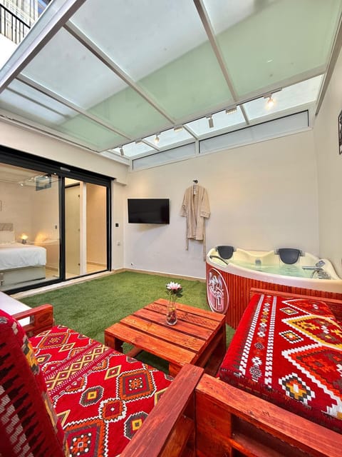 Communal lounge/ TV room, Bed, Hot Tub, TV and multimedia, Living room, Photo of the whole room, Seating area, Bedroom