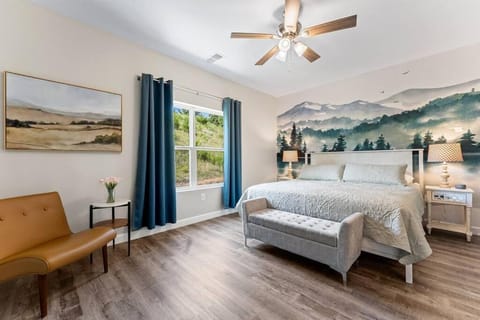 Bed, TV and multimedia, Seating area, Bedroom
